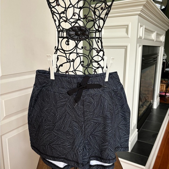 Black and white 100% polyester stretch athletic short - Picture 6 of 7